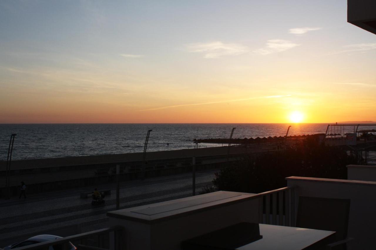 Apartment Front Sea *